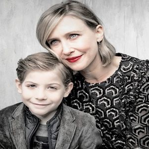 ― Atunci când Abel îl ia în brațe pe James, acesta se uită către Dominic și mimează pe; buze ,,Ajutor!” uitându-se apoi către Abel. „Foarte, am zis să vă vizitez pentru că așa cum zice tata: ,,Trebuie să petreci cât mai mult timp cu ei, sunt bătrâni și nu o s-o mai ducă foarte mult!”
