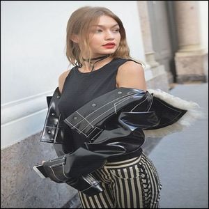 Văzându-i pe Denver și pe Nadia cum se apropie de ei, aceasta se ridică de pe canapea; pentru a îi lua în brațe. &quot;Ce mă bucur să vă văd, dragii mei!&quot; spune, apoi își duce privirea către Denver. &quot;Crede-mă, și eu mă bucur că totul a revenit la normal. Îți mulțumin!&quot;
