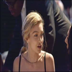 Zâmbește larg atunci când îl vede pe Jamie, îndreptându-se spre cei doi. "Nu credeai; că scapi așa ușor de mine, nu?&quot; spune și îl pupă pe cel mic pe obraz. &quot;Doar nu puteam să-mi părăsesc băiatul preferat!&quot;
