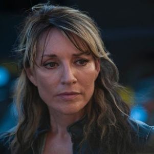 ― „Probabil același lucru pe care l-a văzut și Nadia în Denver și uite cât de bine le merge; după 7 ani de căsnicie, așa nu mai fi răutăcios!” Îl lovește cu dosul palmei peste umăr și se alătură celorlalți în living.
