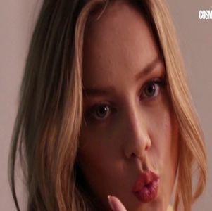 ― Pentru a mia oară își dă ochii peste cap atunci când îl aude pe Zachary vorbind, lucru; care o face de asemenea să trântească portiera mașinii lui cu mult mai tare în urma ei. „Ți-am zis de atâtea ori, Zac, nu eu ți-am intrat în cameră și ți-am luat prostia de ceas, de ce nu o
