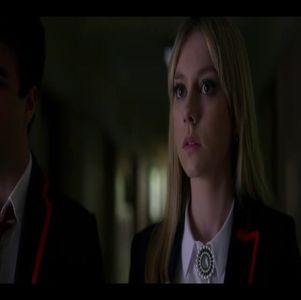 ― În aceste momente Evangeline își vedea fratele ca fiind penibil de-a dreptul, nu își putea; astâmpăra râsul care o lovise în aceste momente în care se uita la el, fiind unul de-a dreptul isteric. „Oh, te rog, omul ăla nu era cu nimic mai presus decât ,,draga noastră mamă,, și știi
