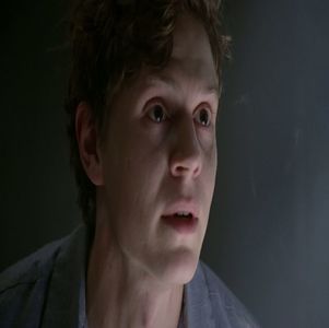 ― „o isterică, la fel cum a fost și mama.” O împinge în continuu până ce o lipește cu spa-; tele de un perete. „Dacă ar fi adevărat de ce îmi spui toate astea abia acum? Hă? Cu ce mă ajută pe mine să știu toate astea acum... și mai important, de unde știi tu toate astea?”
