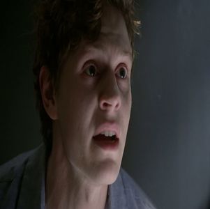 ― pe care îl scotea pe gură, astfel că următoarea reacție a lui Zachary este necontrolată,; dosul său de palmă făcând cunoștință cu obrazul surorii sale. „Taci! Doar taci din gură, minți! Nu ești nimic mai mult decât o mincinoasă, bolnavă cu capul la fel ca Isobel!” Acum urla și el.

