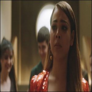 "Scuză-mă puțin." Selene se retrase pentru a putea citi mesajul tulburător pe care tocmai; îl primise, fiind nevoie să-l citească de mai multe ori pentru a îl putea procesa. Fără să se mai gândească își ia geaca și se duce înspre mașină, lăsându-i un scurt mesaj lui Alaric
