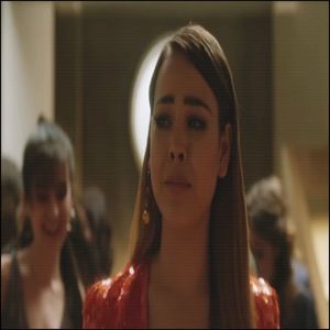 "Îmi pare rău, a intervenit ceva și a trebuit să plec. O să mă revanșez." Șiroaie de lacrimi; curgeau pe chipul lui Selene în timp ce conducea, nevenindu-i să creadă ce i s-a întâmplat surorii ei, persoana fără de care nu s-ar putea imagina să existe pe această lume.
