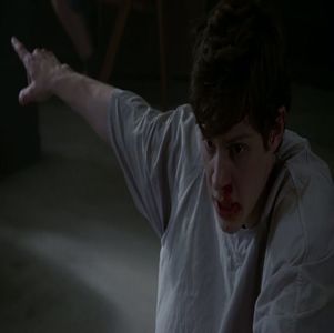― dar nu avea să îi pese. Arătând acum cu degetul către ea în timp ce se uita la Alexander; „Dacă vrei să aflii eu zic să o întrebi pe îngerul de Evangeline care...” Abia acum își mută privirea către sora lui. „..nu știe decât să ascundă secrete. Spune-i tu dragă soră, aparent e doar secretu
