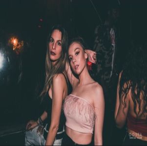 ― Privirea Evangelinei cade asupra mâini sale care acum era împreunată cu cea a lui; Jordan, schițând un mic zâmbet. „Știu asta, Jordan...” Începe acum a-și ridica privirea către acesta pânpă când se creează contactul vizual, zâmbetul persistând pe buzele lui Eve în aceste

