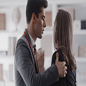 ― Privește în sus către el zâmbind, deși strâmbă ușor din nas în urma a ceea ce spune; el, provocându-i un chicot de scurtă durată. „O să îmi ia ceva să mă obișnuiesc cu latura ta romantică, Jordan.” Se ridică pe vârfuri pentru a putea plasa un alt sărut pe buze. „Și
