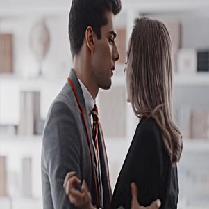― „ți-a venit mintea la cap sau încă stai departe de alcool și droguri?” Ridică paiul proaspăt; rulat către el, alături de brichetă. „Pentru că mă gândeam că poate ai vrea tu să faci onorurile, ce spui?”
