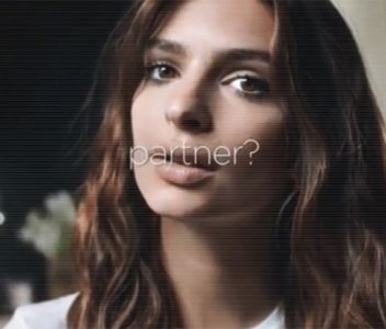 ◦◌̤̈́·　̾‹ℛam̈èn̈e⁕̷ɐʇ⑂ǝsᵎɐɹɟ› ;. o configurație mai prezentabilă, dar nu contenește din a se; apropia de el, așa că ajunge în fața lui; un surâs mai mult zeflemitor scăpându-i printre buze când îi aude spusele. Nu devansa a-i da o replică, ba chiar mai întâi ia o gură din cafea, apoi privindu-
