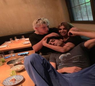 ― pornea de la simțul lor vestimentar până la modul necizelat în care aceștia își manifes-; tau și cele mai simple gesturi sau mimici faciale. Pufnește scurt, gest care produce lăgrirea nărilor și pășește cu mult mai grăbit și apăsat, preluându-și cu rapiditate valizele care avuseseră
