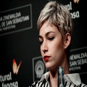 ― În urma unui apel de ultimă oră, Nadia a fost nevoită să părăsească masa de prânz pentru; a se prezenta la aeroport de unde trebuia să îl ia pe Isaias, clientul ei pe care îl reprezenta de ani buni în această industrie a modellingului și cu care legase și o frumoasă prietenie
