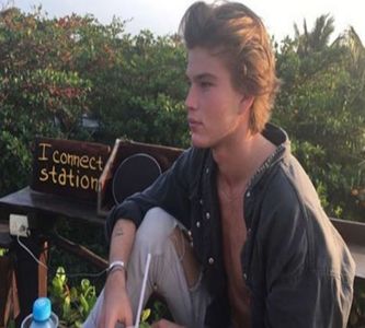 ― Asculta cu mare interes ceea ce Nadia îi povestea în aceste clipe, deoarece de el; părea a fi un șarpe dechizat în om, fiind din fire un om rece care nu făcea decât să își vadă interesul, nu putea nega faptul că îl interesa de sora lui mai mult decât voia să o arate. „Oh,
