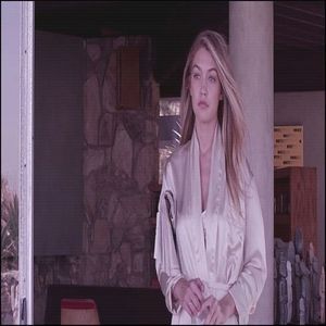 nebunia care era în living. "Nici nu vreau să-mi imaginez ce o să fie în capul lui Isaias când; o să vadă ce e aici...&quot;
