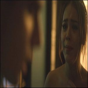 Se desprinde imediat din îmbrățișarea lui Damon în momentul în care aparatele încep să; bipăie, iar doctorii dau năvală înăuntru. &quot;Ce se întâmplă? Să-mi spună cineva ce se întâmplă! Alo, v-au tăiat limba când v-ați angajat aici????&quot;
