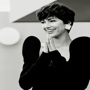 ―  Se dezechilibrează ușor în urma gestului spontan făcut de aceasta și se îndepărtează; astfel de portbagaj, râzând în urma gestului copilăresc făcut de Isaias. „Oh, te rog, nu mă face să pornesc acum o discuție cu tine despre feminism și faptul că sunt capabilă să te ajut și eu
