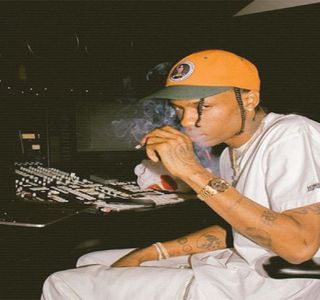 — Urechii, sfârşind automat apelul. „Skriver.” Numele de familie i-l pronunţă doar pentru a-i; putea capta atenţia, pe parcurs sprâncenele sale formând o gravă încruntătură. Intenţia şi-o construise, însă până în pragul aprobării şi manifestării ei, se afla doar un pas, pe care îl produce imedi
