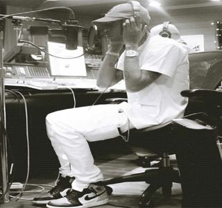 — Ce telefonul şi-l introduce de această dată, aproape sesizabil, în buzunarul anterior; al pantalonilor. Odată cu producerea contactului vizual, îşi înalţă două degete ale palmei care ajung oprite în dreptul chipului ei. „Câte degete vezi?” Expresia îi rămâne totodată una neschimbată.
