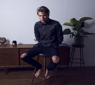 ― cap până în picioare. „Asta e exact genul de relație al unei femei care suferă de absti-; neță.” Ridică cu nonșalanță din umeri și ia o gură din cafeaua sa, plasând în cele din urmă cana pe blatul insulei. „De ce m-aș abține? Nu e ca și s;xul ar fi vreun subiect taboo în ziua de azi.”
