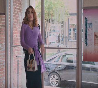 Pentru că îi avea locația fostului ei soț pe telefon, bineînțeles fără știrea acestuia, decide; că cea mai bună ar fi să îi facă o surpriză. Aceasta era în baia mall-ului, aranjându-se pentru marea revedere cu Oliver Morgan, trăgându-și bluza cât mai jos cu putință pentru
