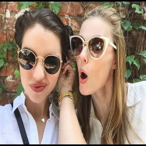 — cu o tentă de aroganță spre Kylie. ❞Ai nevoie de ochelari, Wood.❞ Sustrage sticla de apă; și își desface pachetul de biscuți, întinzându-l spre el. ❞Cred că întrebarea corectă era ”Nu vrei să îmi dai și mie?”. Sunt flămândă și nu am starea necesară să îți dau ție toți biscuții.❞
