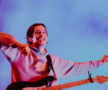 ⊺ⱶ∙ⱻ⃞¹⁹⁷⁵∕.; sufragerie, după ce și-a despachetat darurile. Părul des și cârlionțat și-l prinse în; glumă, cu o panglică roz de la ambalajul noii sale cărți; sorbea alene din vinu diluat cu apă minerală (șampanie homemade) pe care-l încălzise la microunde (nu știa unde dră:cie pusese Pen ibricu).
