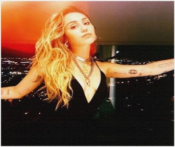 ╰❁;. O salută de plecare pe Kylie, cu care făcuse cunoștință mai înainte de a fi întrerupte, prilej; cu care își îndreaptă atenția spre tipul care se afla lângă ea, constatând că tocmai ce i-a terminat de mâncat ștrudelul.  „Ce rău mi-ar părea.” Folosește un ton sarcastic, moment în care,
