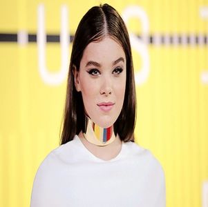 ― Își trage o palmă peste față atunci când îi aude pe cei doi. „Și eu care credeam că; Denver e singurul bărbat cu probleme din viața mea.” Începe să râdă în urma comentariului lui Gianni. „Ei bine, acum îl am pe Ethan în preajma căruia nu trebuie să fac eu pe bărbatul.”
 ― Își trage o palmă peste față atunci când îi aude pe cei doi. „Și eu care credeam că; Denver e singurul bărbat cu probleme din viața mea.” Începe să râdă în urma comentariului lui Gianni. „Ei bine, acum îl am pe Ethan în preajma căruia nu trebuie să fac eu pe bărbatul.”