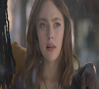 Face ochii mari când aude ce scoate pe gură. "NESIMȚITULE! Am eu față de ușuratică; să-mi arăt corpul la nici măcar prima întâlnire?&quot; răbufnește , dar se calmează imediat când își aduce aminte că în fața ei era Isaias Antar. &quot;Te înțeleg totuși, n-ai mai dat de fete cuminți 
