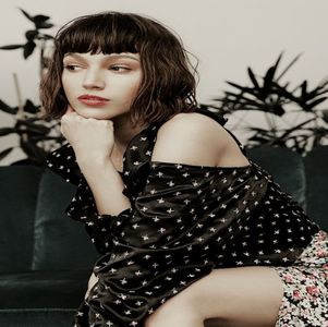― Fără prea multă bătaie de cap prinde cheile pe care acestea i le aruncă și râde atunci; când îl aude. „Bine, dar să nu îi spui asta lui Raven, nu vreau să-mi stric relația de prietenie cu ea.” Deschide portierele și se urcă la volanul mașinii lui Denver.
 ― Fără prea multă bătaie de cap prinde cheile pe care acestea i le aruncă și râde atunci; când îl aude. „Bine, dar să nu îi spui asta lui Raven, nu vreau să-mi stric relația de prietenie cu ea.” Deschide portierele și se urcă la volanul mașinii lui Denver.