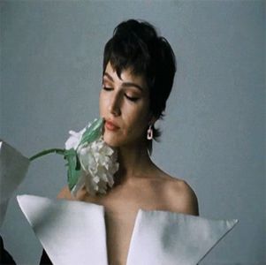 ― Introduce cheile în contact și chiar înainte să părăsească garajul îi arată degetul mijlociu; lui Denver. „Tu ai vrut-o, mi amor!” Calcă apoi la maxim accelerația și ia un viraj fără să se asigure că vine cineva, gonind precum o nebună pe străzile Seattle-ului.
