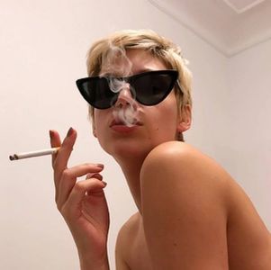 ―  Considerând că îi oferise toate palpitațiile de care avea nevoie, Nadia reduce acum; viteza și se uită scurt către Denver. „Data viitoare ai grijă cu cine te pui, mi amor!” Îi face cu ochiul și se asigură înainte de a intra cu mașina într-un sens giratoriu.
