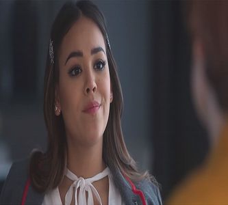 Pufnește când îl aude pe Alaric, apoi rămâne în urma celor doi, dând din cap negativ,; mușcându-și obrazul interior. &quot;La fel de panaramă a rămas... panarama!&quot; Se duce apoi în mașina tatălui său, trântind portiera de nervi.

