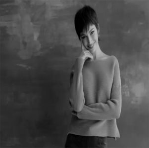 ― Își dă subtil ochii peste cap și merge tot înainte odată ce iese din sensul giratoriu,; fiind la doar câteva minute distanță de mall în acest moment. „Dacă tot mergem acolo vom face și sesiune de cumpărături, am nevoie de o rochie nouă pentru evenimentul de sâmbătă.”
