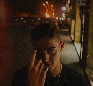ℋ↬ „Prefer să dau frâu liber interpretărilor. Imaginația unei femei nu încetează să mă; uimească niciodată.. Cele mai incitante mi se par, totuși, concluziile la care ajungeți fără niciun fel de premisă solidă...” O împinge subtil pentru a o face să se dezechilibreze și să plonjeze în ia
