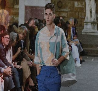 ℋ↬ Și lasă să-i scape intenționat un râset înfundat la vederea imaginii ei tolănite