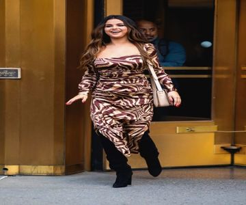 — o ajuta să părăsească interiorul autovehiculului, Reyna își aruncă privirea în împrejurime; pentru a analiza dacă locul respectiv suferise sau nu schimbări, dar după câte putea observa la o prima analiză totul rămăsese exact așa cum era întipărit și în memoria șatenei.
