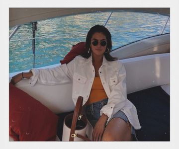 — Deși nu îi stătea în fire să aștepte pe nimeni, Reyna decide împotriva acestui obicei; de această dată și poposește preț de câteva momente - mai mult de atât nefiind necesar - până când privirea ei se intersectează cu cea a lui Isaias care se dovedea a fi punctual ca
