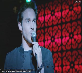》din jurul ei îi atrage atenția. Își stăpânește cu greu sentimentele, pentru a-i răspunde pe +; un ton sec, deși simțea că ochii săi erau deja umezi. &quot;Unde ești? Ai băut?&quot;
