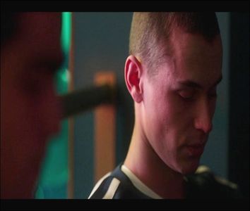 ― ❝ Îmi las picioarele în faţă stând într-o poziţie relaxată,având spatele sprijinit de acele; scânduri masive din lemn.Îmi sprijin câlcăiele în asfalt având vârful teneşilor ridicat în aer şi îmi pipăi buzunarele după pachetul de ţigări.Nu îl găsesc iar în cele din urmă decid să-mi verific

