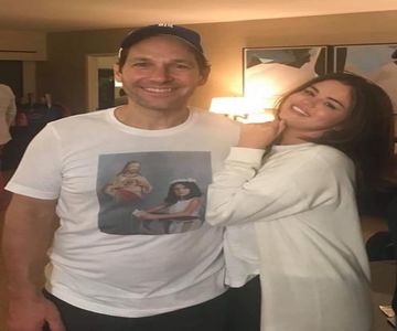— Își încrucișează brațele la piept atunci când îl aude pe William și ridică ambele sprân-; cene privindu-l cu adevărat intrigată acum pe acesta. „Oh și tu fiind cazat în apartamentul de lângă mine ai cum să în înțelegi? Ipocritule!” Rostește ea ultimul cuvânt râzând.
