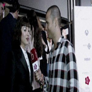 ― a corpului ei reacționa în urma acestor atingeri. Palmele fierbinți ale Nadiei coboară; mai că involuntar în jos pe pieptul acestui până în zona abdomenului și poposesc cu o atingere mai apăsată asupra umflăturii care se foma în partea din față a pantalonilor. „Puțin îmi pasă mie!”
