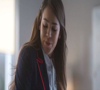 Nevrând să facă contact vizual cu tatăl ei, pentru că dacă ar fi făcut ar fi izbucnit într-un plâns; isteric, se rezumă la un răspuns cât mai simplu. &quot;Da, sunt.&quot; Imediat după aceea se apropie de Amelie. Era prima dată când o văzuse pe sora ei în acea stare. Aceasta se
