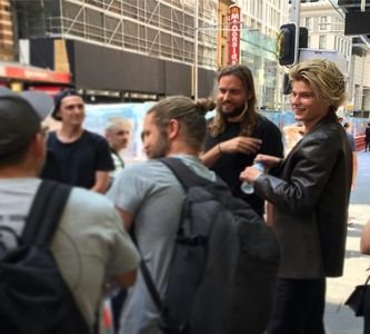 ― Își mușcă obrazul pe interior și strâmbă ușor din buze atunci când aude discuția celor; doi, iar în momentul în care aude propunerea Reynei nu își poate astâmpăra rânjetul, în urma căruia îi și face cu ochiul acesteia. „Poți fi sigură că vă găzduiesc cu plăcere, draga mea!”
