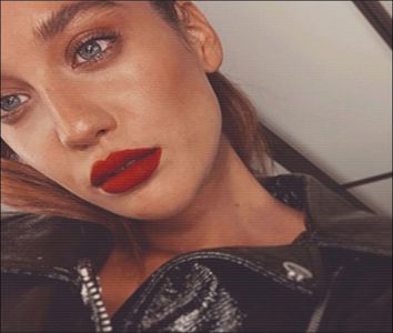 ― ❝ cu spatele de zid,având piciorul ridicat şi lipit de acesta.Trag din cui aprinzându-l; din când în când şi mă uit în stânga şi-n dreapta având căştile în urechi.Ascult un playlist chill şi dau uşor din cap pe ritmul melodiei din fundal.Eliberez fumul în sus şi mă relaxez❝
