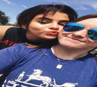 — Și arcuiește o persoană și-și țuguie buzele privindu-l cu o notă arogantă pe William.; „Oh serios? De aia eu am deja două premii Oscar și tu Zmeura de Aur?” Îl tachina cu asta de fiecare dată când prindea ocazia, iar acum fusese ocazia perfectă, izbucnind în râs imediat după.
