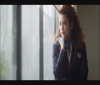 ― ❝bandană.Decid că ar fi timpul să mai schimb muzica şi îmi sustrag telefonul din buzuna-; -rul blugilor,trăgând uşor în sus de firul căştilor.Îl deblochez apăsându-mi degetul pe butonul principal.Selectez playlist-ul techno şi-l pun înapoi orbservând un bărbat la o distanţă considerabilă
