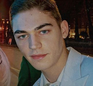 N-am nevoie să mă placi tuuu că știu că sunt frumos. #Miley. Mie dc drc nu-mi zici nimic?