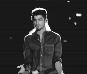 ︽.　ڧʇɥ͡ɓᴉɹᵐʸ◊˓ʍ̣ʁ̣ọụმƨ̣˒.; În timp ce degetele îi plasează ţigara între buze. Totuşi, inter-; venţia provocată de Carlo îi sustrage atenţia, fapt pentru care, la finele acesteia, un rânjet preia cu uşurinţă forma buzelor sale, demonstrând un aer satisfăcător, chiar amuzat pe deasupra.
